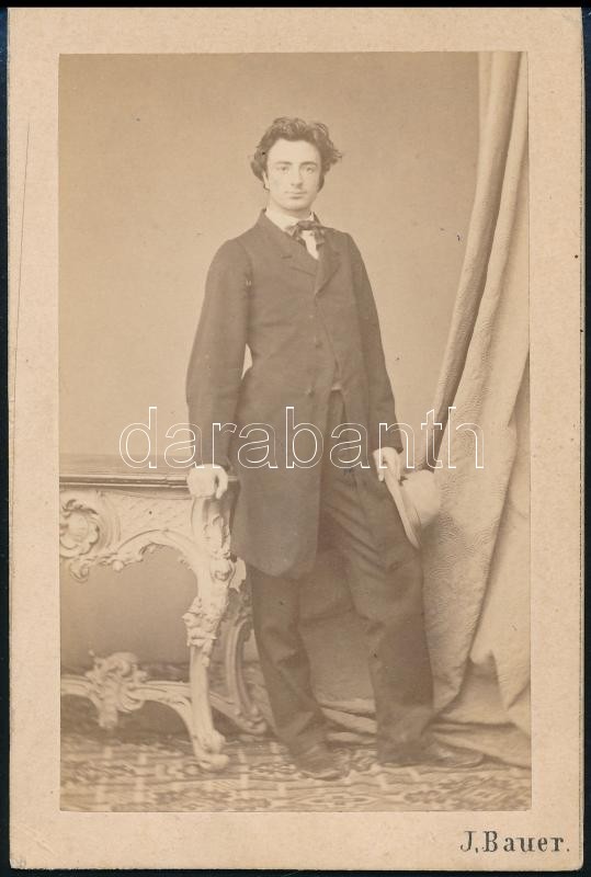 cca 1860 Férfiportré, keményhátú fotó Bauer bécsi műterméből, 10,5×6,5 cm