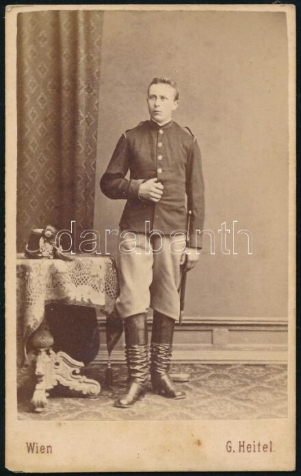 cca 1880 Katonaportré, keményhátú fotó Heitel bécsi műterméből, 10,5×6,5 cm