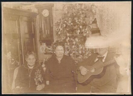 cca 1910-40 Régi enteriőrök karácsonyfákkal, 3 db vintage fotó és fotólap, jelzés nélkül, kopott és kissé sérült, 9x14 és 12x17 cm