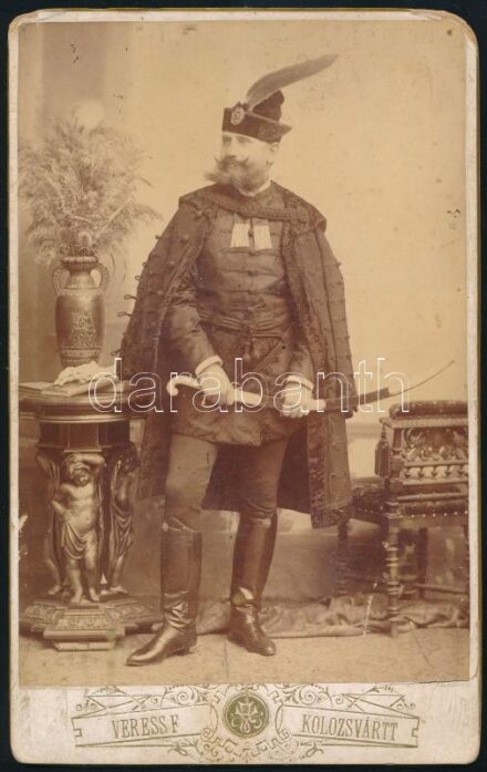 cca 1880-1889 Azonosításra váró férfi díszmagyarban (Haller Károly?), karddal. Vintage keményhátú fotó Veress Ferenc kolozsvári műterméből, hátoldalán 'Nyerges Ilonka tulajdona' felirattal, sarkaiban törésnyomokkal, felületi