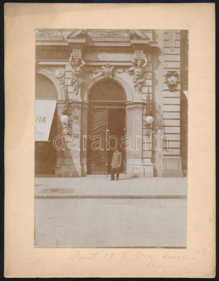 1897 Budapest, Országos Kaszinó kapuja, kartonra kasírozott fotó, hátoldalon Kertész K. Róbert építész pecsétjével, 15,5×11 cm