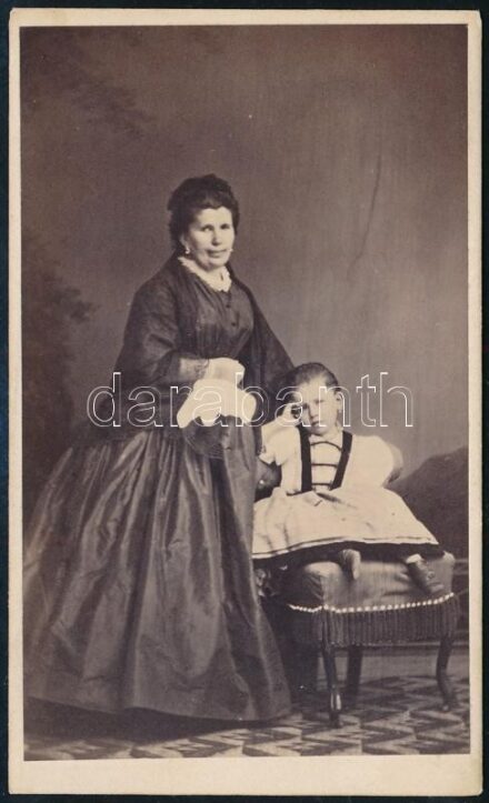 cca 1865 Anya gyermekével, keményhátú fotó Carl Suppan temesvári műterméből, 10×6 cm