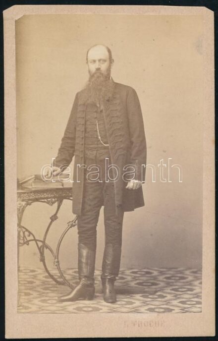 cca 1865 Férfi egész alakos portréja, keményhátú fotó Laura Troché temesvári műterméből, 10×6 cm