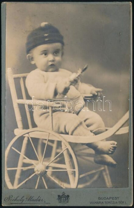 cca 1910 Sapkás kisfiú műtermi portréja, keményhátú fotó Székely Aladár budapesti műterméből, 16×10,5 cm