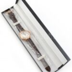 Fina férfi quartz karóra, bőr szíjjal, elemcsere szükséges, dobozban, d:33mm - Image 2