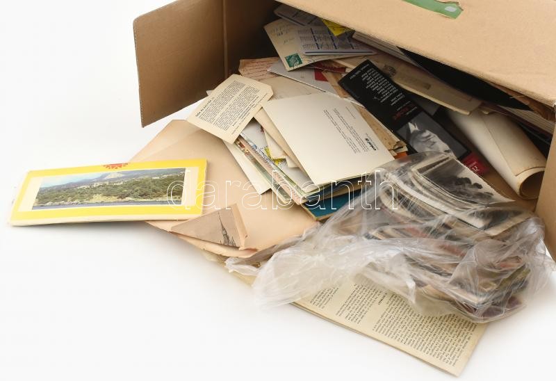 cca 1950-80 Közepes doboznyi vegyes papírrégiség tétel, benne 6 db bakelit lemezekkel, sok képeslap, 200 db fotó kártyanaptár, nyomtatványok, térképek, kutyakiállítás oklevél stb.