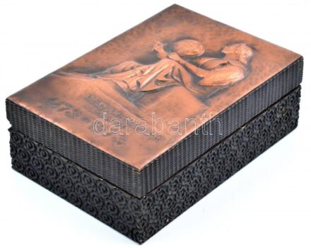 Kopernikusz réz rátétes fadoboz, kopott, 17x12x6cm