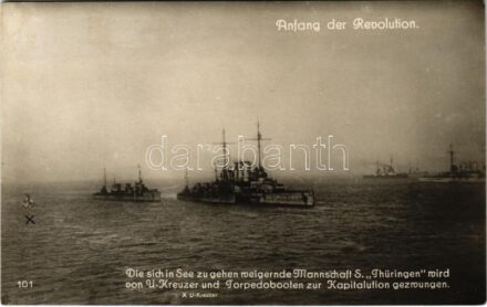 Anfang der Revolution. Die sich in See zu gehen weigernde Mannschaft s: Thürengen wird von U-Kreuzer und Torpedobooten zur Kapitalution gezwungen. Kaiserliche Marine / German Navy battleships