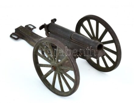 Régi fém játékágyú címerrel, rozsdafoltokkal, h: 15,5 cm