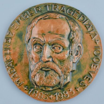 Varga Mátyás (1910-2002): Madách: Az ember tragédiája. Mázas kerámia falplasztika, jelzett, apró máz hibával, d: 18cm