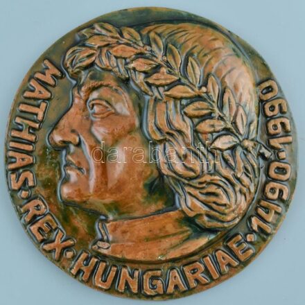 Varga Mátyás (1910-2002): Mátyás király 1490-1990. Mázas kerámia falplasztika, jelzett, apró máz hibával, d: 18 cm