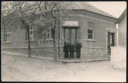 cca 1950 Budapest, Szörvári György mészáros és hentes boltjának utcai képe, 9×14 cm