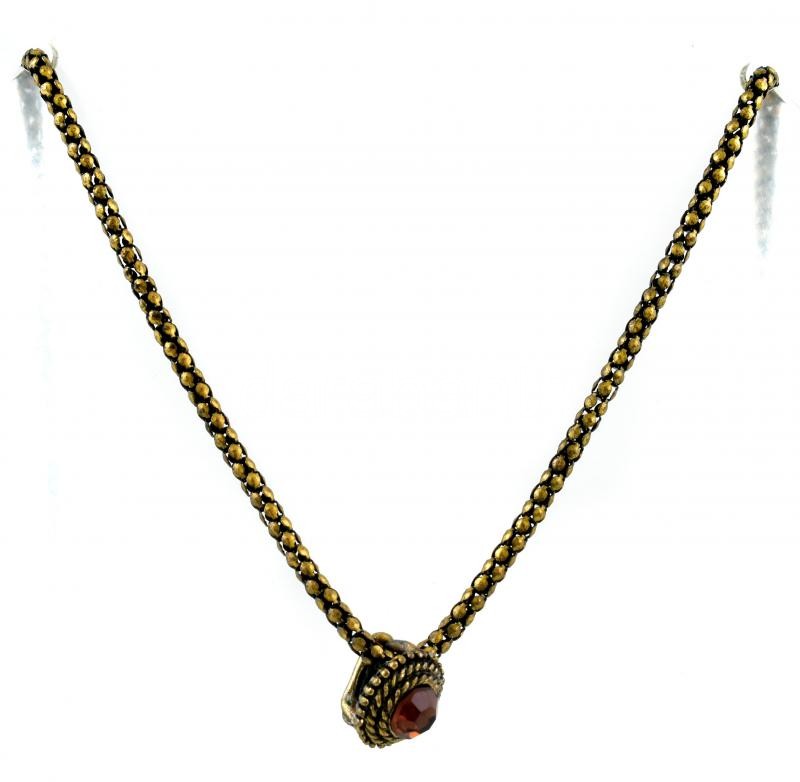 Rézszínű nyaklánc, bizsu barna köves medállal, h: 70 cm