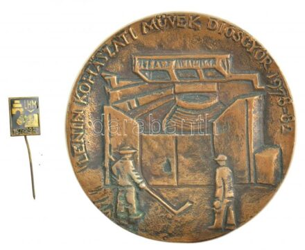 Varga Miklós (1928-) 1982. 'Lenin Kohászati Művek Diósgyőr 1978-82 / 1770' kétoldalas, öntött bronz plakett, eredeti tokban (97mm) + 1982. 'LKM 1978-1982' műgyantás jelvény (16x13mm) T:2 patina