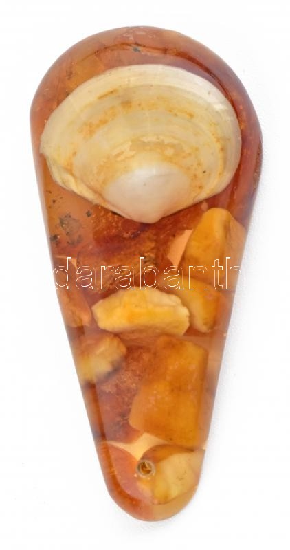 Borostyán medál, h: 5 cm