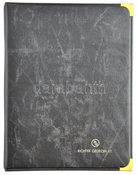 1db 'Richter Gedeon' fekete műbőr érmetartó album, benne 4db berakólappal egyenként 6db 4x5cm-es férőhellyel + Amerikai Egyesült Államok 1971D 1/2$ Cu-Ni 'Kennedy', használt állapotban