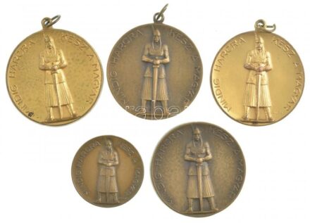 Kallós Ede (1866-1950) ~1946. 'Mindig harcra kész a magyar / Magyar Kézilabdázó Egyesületek Szövetsége 1933' sport díjérmek (5xklf) T:2