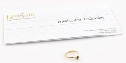 Arany (Au/18k) Női gyűrű, 1db természetes smaraddal ékítve cca. 0,30ct, 1db moderncsiszolású brillel ékítve cca. 0.01ct, jelzett, bruttó: 2,5g, m: 60. certifikáttal.