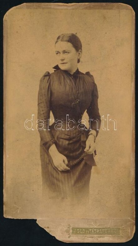 cca 1900 Női portré, keményhátú fotó, karton sérült, 20×11 cm