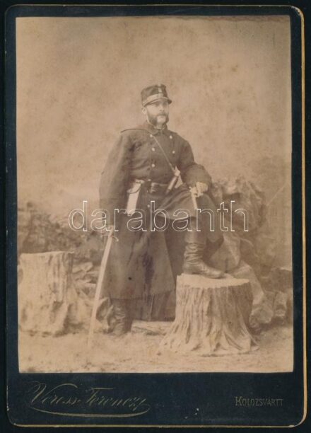 cca 1890 Katona karddal, pisztollyal köpenyben kabinetfotó Veress Ferenc Kolozsvár 11x16 cm