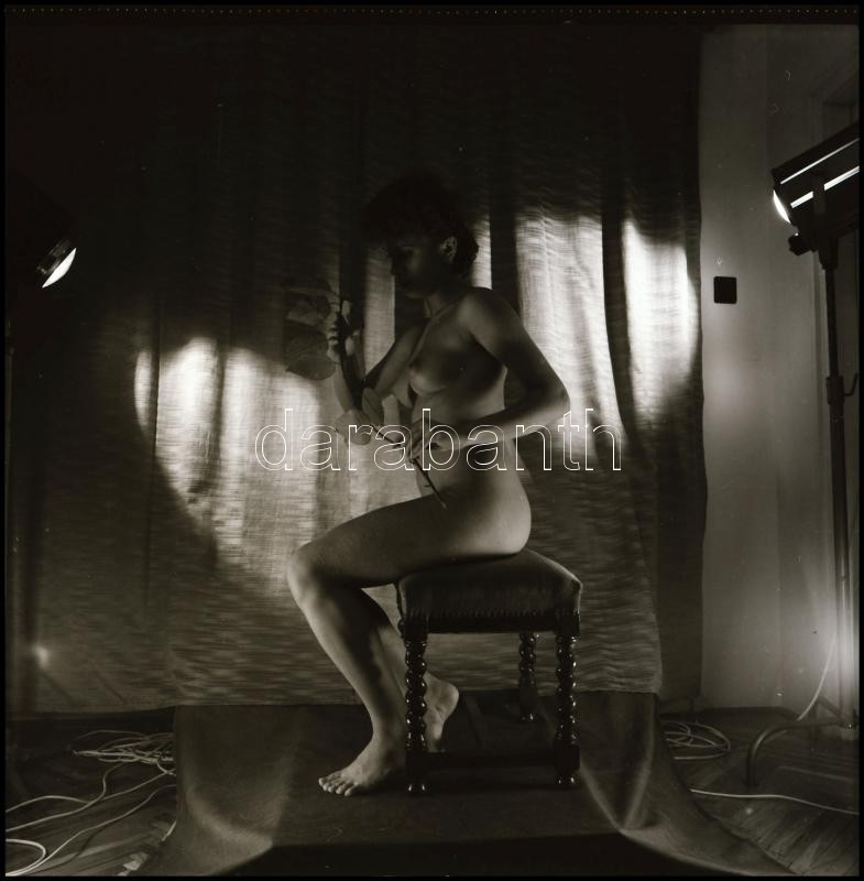 cca 1991 előtt készült akt felvételek, Menesdorfer Lajos (1941-2005) budapesti fotóművész hagyatékából, 9 db vintage fotó és/vagy negatív, de a papírképek és a negatívok nem ismétlik egymást, 6x6 cm és 9,5x7 cm között - Image 4