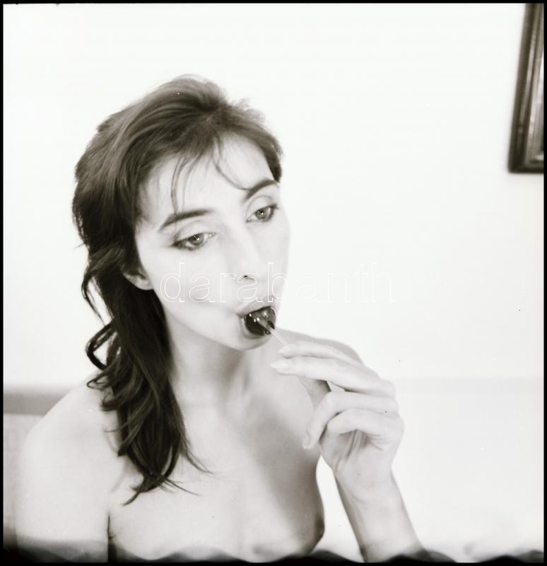 cca 1990 előtt készült akt felvételek, Menesdorfer Lajos (1941-2005) budapesti fotóművész hagyatékából, 13 db vintage fotó és/vagy negatív, de a papírképek és a negatívok nem ismétlik egymást, 6x6 cm és 7,5x10 cm között - Image 4