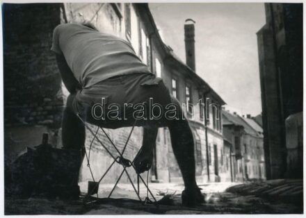 1963 Vencsellei István feliratozott vintage fotója (lába között fest a művész), 16,7x23,5 cm