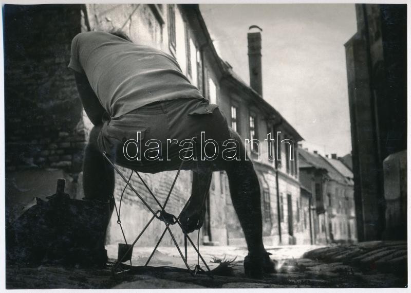 1963 Vencsellei István feliratozott vintage fotója (lába között fest a művész), 16,7x23,5 cm