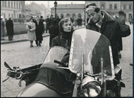 1957 Oldalkocsis motorkerékpár Kállai Ferenc színésszel a ,,Csigalépcső' című magyar filmben, 1 db vintage produkciós filmfotó, 20,5x28,3 cm
