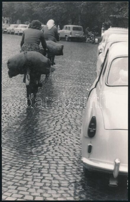 1964 Téglás László ,,Hazafelé' című vintage fotóművészeti alkotása, feliratozva, 23,8x15 cm