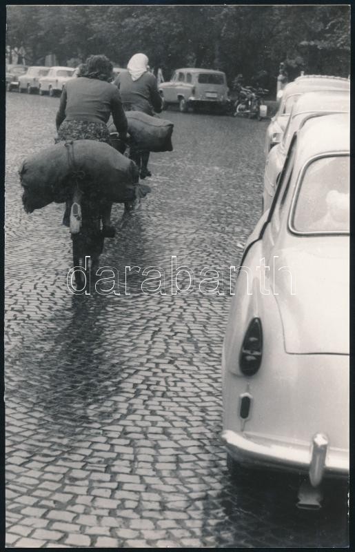 1964 Téglás László ,,Hazafelé' című vintage fotóművészeti alkotása, feliratozva, 23,8x15 cm