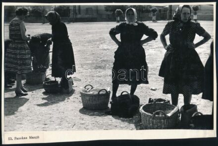 1962 Fazekas Margit ,,Piac széle' című vintage fotóművészeti alkotása, az albumlap és a kép közé be lehet nézni, 14,7x24 cm