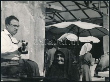 1962 Babityi István ,,Vajon mit tegyek' című vintage fotóművészeti alkotása, feliratozva, 18x24,2 cm