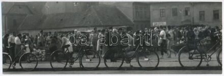 1973 Dobos Szilveszter budapesti fotóművész pecséttel jelzett vintage fotóművészeti alkotása (Piac), 7,7x23,6 cm