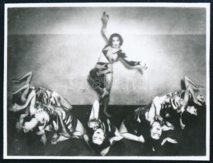 cca 1935 Mozgásművészeti kompozíció, Szentpál Olga (1895-1968) mozgásművészeti iskolájának archívumából egy későbbi, a nyilvántartást segítő nézőkép, 3,8x5 cm