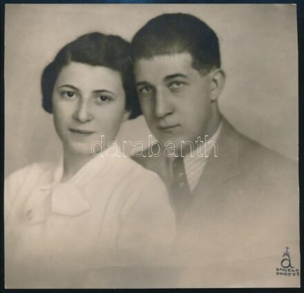 cca 1931 Angelo (1894-1974) budapesti fényképész és fotóművész vintage műtermi felvétele, pecséttel jelzett, feliratozott (Leevin Günther és Gáldy Éva jegyespár), felületén alul törésvonal, 16,3x16,5 cm