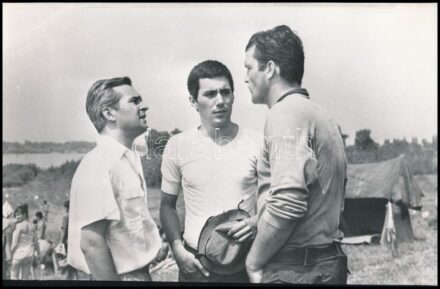 1968 Latinovits Zoltán (1931-1976) és Bujtor István (1942-2009) közös jelenetben, a ,,Fiúk a térről' című filmben, 1 db vintage produkciós filmfotó, 19x30 cm