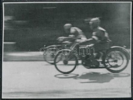 cca 1936 Motorverseny, 1 db szabadon felhasználható NEGATÍV és az erről készült későbbi (cca 1980) papírkép, 3,5x4,8 cm
