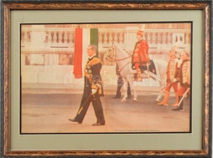 cca 1930-40 Horthy István kormányzó a Szent István napi körmetenet. Ofszet nyomat, papír. Dekoratív, kissé kopott üvegezett fa keretben, 27×39 cm