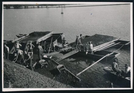 cca 1950 ,,Salakszállítás' feliratú vintage fotó Hajdu György dunaújvárosi fotóművész hagyatékából, 6x8,5 cm