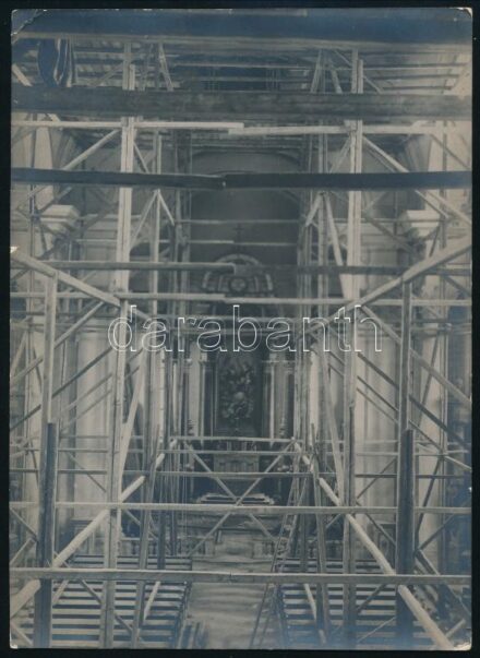 cca 1930 Állványzat templombelső felújításához, Kerny István (1879-1963) budapesti fotóművész hagyatékából jelzés nélküli vintage fotó, 17x12,3 cm
