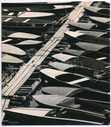 cca 1962 Csónakok a Velencei-tavon, jelzés nélküli vintage fotó Nagy Ottó Sándor székesfehérvári fotóművész hagyatékából; hozzáadva a Pesti Hírlap Képes Vasárnapja c. újság, 1936. október 4-én megjelent cikkét, amely a