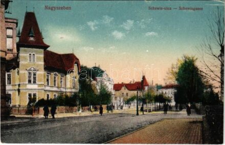 1917 Nagyszeben, Hermannstadt, Sibiu; Schewis utca. Vasúti levelezőlapárusítás 12. sz. 1917. / Schewisgasse / street view (vágott / cut)
