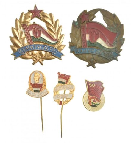 ~1960-1970 'Rajvezető' úttörő festett fém jelvény (45mm) + 'Úttörő Csapatvezető' festett fém jelvény (43x48mm) + 'Kilián próba' zománcozott fém kitűző + 'A Vörös Zászló Hőseinek Útján 50' zománcozott fém úttörő
