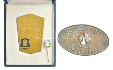 ~1970-1980. 'Bereczki Máté Kertészeti Emlékplakett' Br plakett, zománcozott betéttel (64x105mm) + 'Balassagyarmat Város Tanácsa' fém plakett, zománcozott jelvénnyel, kopott tokban (~80x50mm) T:2 patina