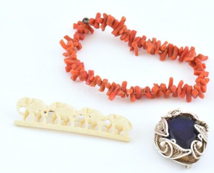 Vegyes bizsu tétel, csont bross, korall karkötő, fém medál üveg foglalattal. kopott.