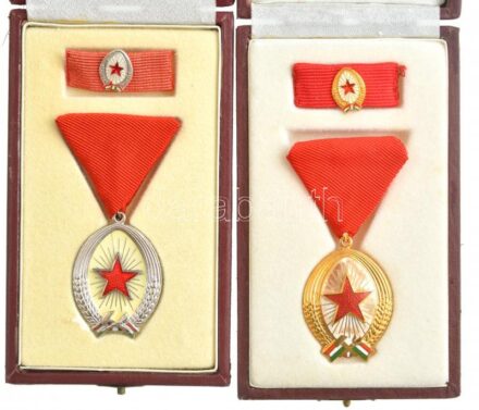 1964-1985. 'Munka Érdemrend' arany és ezüst fokozata, aranyozott Br és ezüstözött Br kitüntetések mellszalagon, miniatűrrel, szalagsávval, eredeti tokban T:1-,2 az egyiken felületi szennyeződés, sérült tok NMK 599, 600.