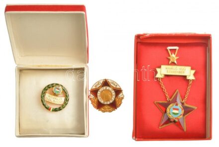 ~1960. 'Nehézipar Kiváló Dolgozója' zománcozott, aranyozott fém jelvény + ~1960-1980. 'Kiváló Dolgozó' zománcozott jelvény, Kádár-címerrel, nem eredeti tokban + ~1980. 'Kiváló Ifjú Szakember' zománcozott fém jelvény