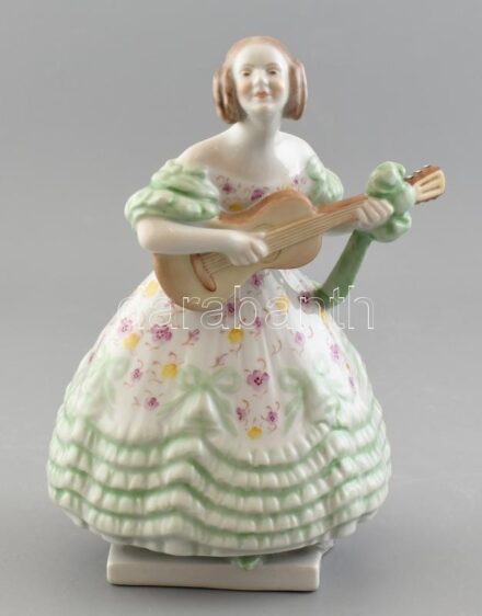 Herendi porcelán Déryné (Déry Istvánné Széppataki Róza (1793-1872), kézzel festett, jelzett, hibátlan, m: 21 cm. az első magyar opera-énekesnő, a vándorszínészet korának legnépszerűbb színésznője. Legnagyobb sikereit énekes