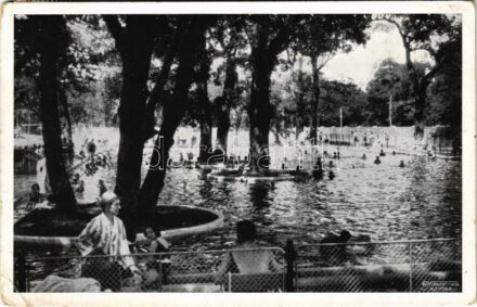1935 Debrecen, Nagyerdei városi fürdő, fürdőzők. Amatőr felvétel (EB)